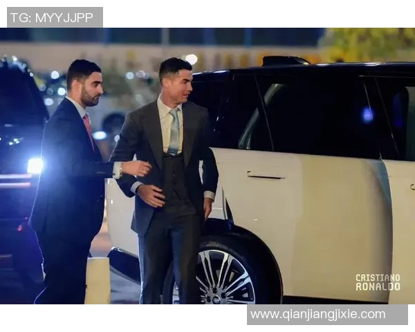 C罗身着西装出席白宫晚宴与美国防长亲密合影引发热议 C罗身着西装出席白宫晚宴与美国防长亲密合影引发热议