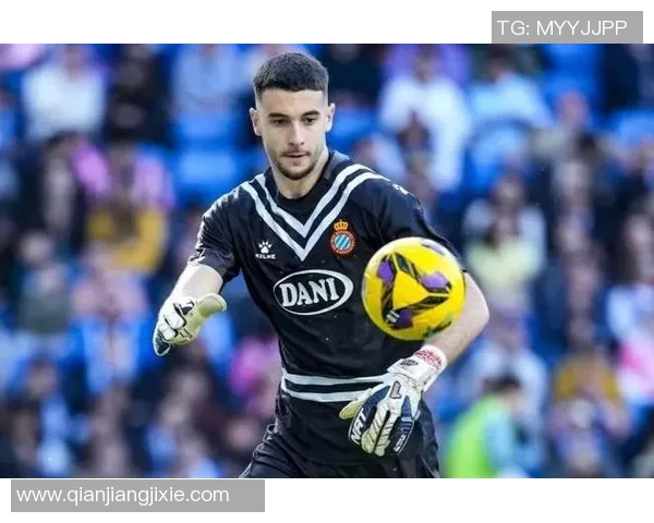 埃里克加西亚训练佩戴面具霍安加西亚国际比赛日后重返球队 埃里克加西亚训练佩戴面具霍安加西亚国际比赛日后重返球队