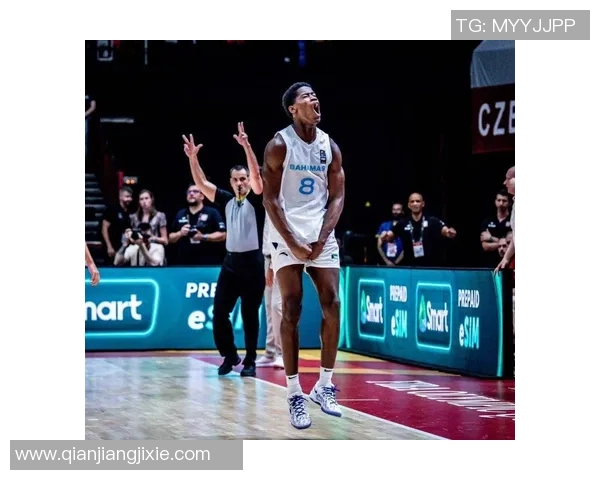 巴哈马国家队友谊深厚希尔德与埃奇库姆互换球衣笑声不断 巴哈马国家队友谊深厚希尔德与埃奇库姆互换球衣笑声不断