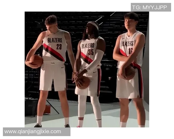 开拓者全新城市版球衣发布杨瀚森与三位队友共同亮相展示风采 开拓者全新城市版球衣发布杨瀚森与三位队友共同亮相展示风采