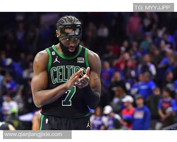 杰伦布朗半场表现抢眼13投6中贡献14分助力球队稳定火力