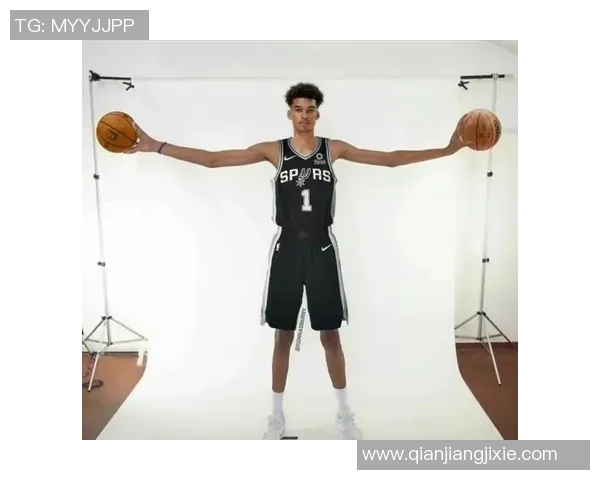 维金斯突破禁区高打板文班亚马展现超凡身高送出精彩钉板大帽 维金斯突破禁区高打板文班亚马展现超凡身高送出精彩钉板大帽