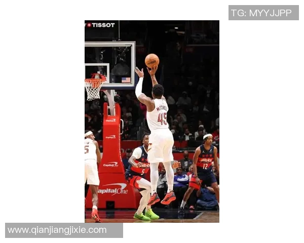 米切尔半场表现亮眼仅用16分钟砍下14分4助攻3抢断展现实力