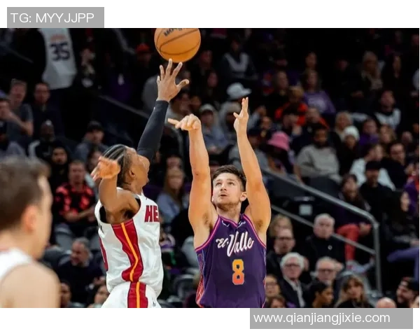 阿伦对布克全明星投票排名感到惊讶认为其表现完全值得更高认可 阿伦对布克全明星投票排名感到惊讶认为其表现完全值得更高认可