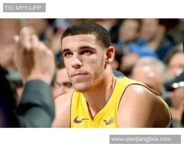 开拓者主场迎战湖人球员赛前时尚穿搭引关注小杨夹克搭配粉色小书包